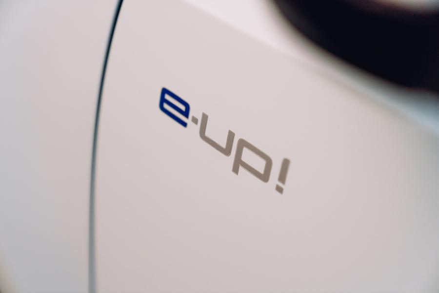 Логотип Volkswagen e-up! 2020 года  (UK) (фото 34 из 40)